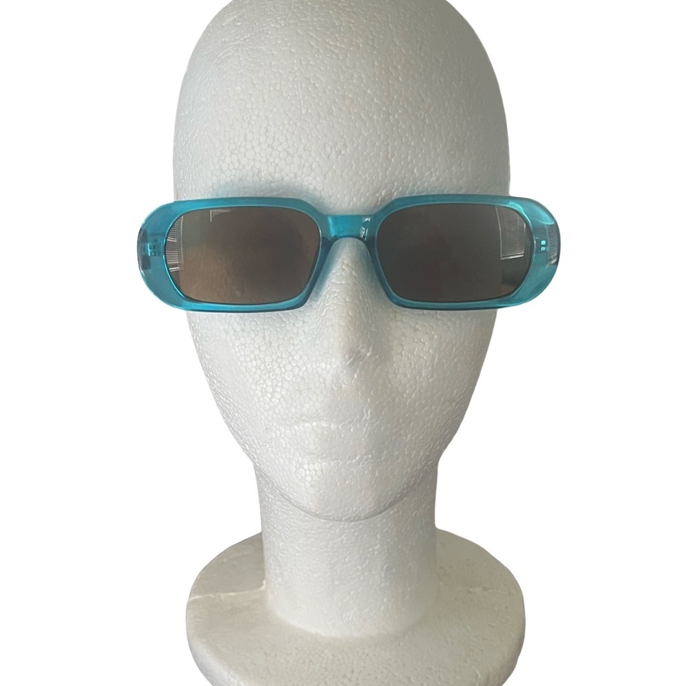 Stylish Women’s Aqua Blue Sunglasses. Size:OS. Great Condition.